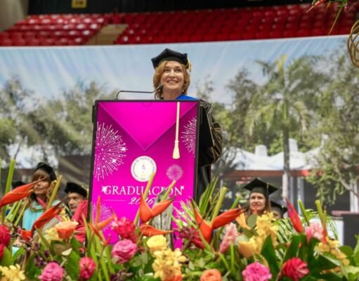 Ausente la Presidenta de UPR en varias graduaciones
