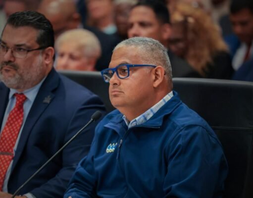 Legisladores piden renuncia del Presidente de la AAA