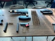 Arrestan dos jóvenes y le ocupan armas y drogas