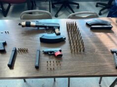Arrestan dos jóvenes y le ocupan armas y drogas
