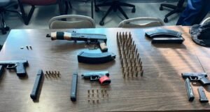 Arrestan dos jóvenes y le ocupan armas y drogas