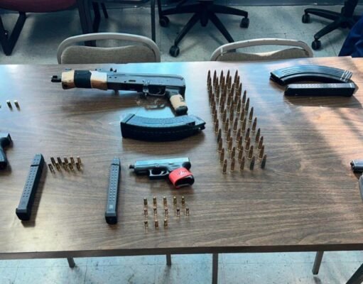 Arrestan dos jóvenes y le ocupan armas y drogas