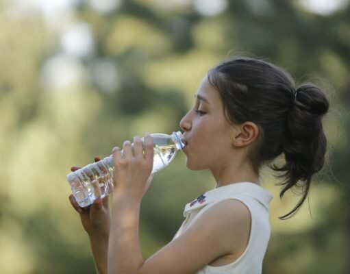 Piden reforzar hidratación en los niños ante ola de calor