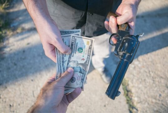 Falsos agentes federales secuestran a hombre y le roban armas de fuego y $90,000