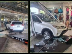 Conductora choca contra escaparate y entra a la tienda en su guagua