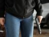 Detiene mujer por alegadamente disparar a su expareja