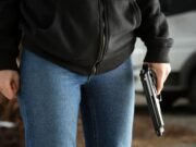 Detiene mujer por alegadamente disparar a su expareja
