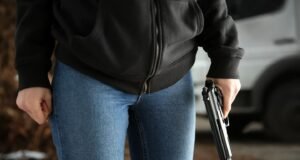 Detiene mujer por alegadamente disparar a su expareja
