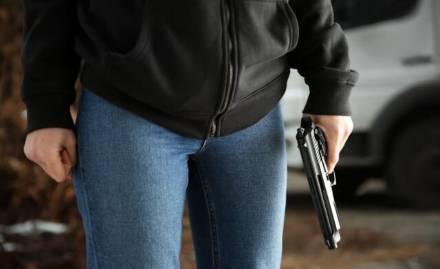 pistola mujer policía