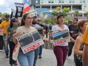 Llegan a foro de construcción para protestar contra la reforma de permisos