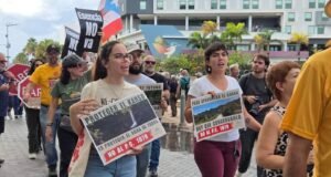 Llegan a foro de construcción para protestar contra la reforma de permisos