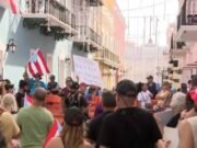Manifestantes marchan del Capitolio a La Fortaleza para exigir la renuncia de la gobernadora