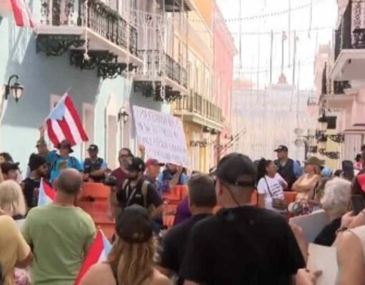 Manifestantes exigen la renuncia de la gobernadora