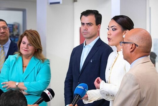 Gobernadora y comisionado confían en acuerdo bipartita sobre fondos de Medicaid