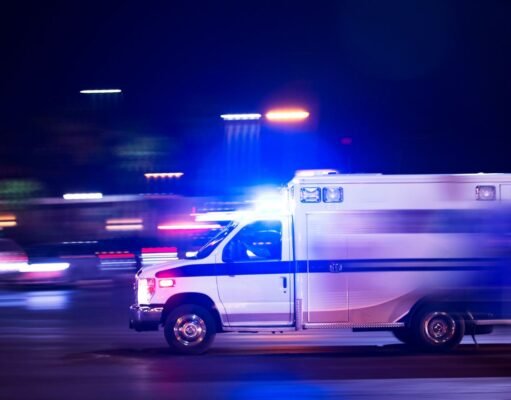 Elevan a $500 la multa por negar paso a ambulancias