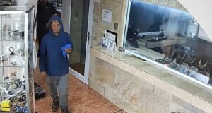 Arrestan a sospechoso de asesinato en casa de empeño