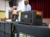 Entregan baterías eléctricas a 65 familias viequenses de escasos recursos