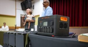 Entregan baterías eléctricas a 65 familias viequenses de escasos recursos