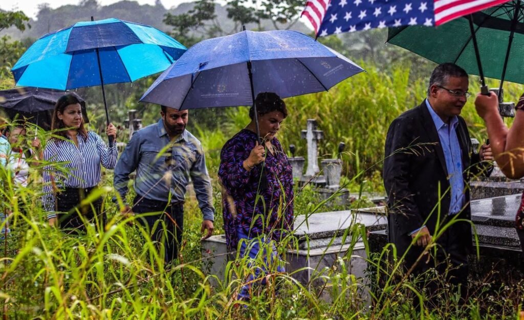 Gobernadora y Secretario de Salud visitan Cementerio de Lares.