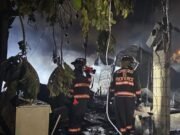 Fuego en Juana Matos consume tres viviendas