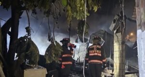 Fuego en Juana Matos consume tres viviendas