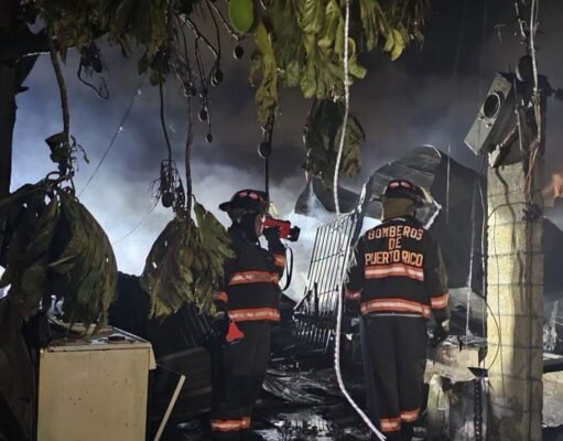 Fuego en Juana Matos consume tres viviendas