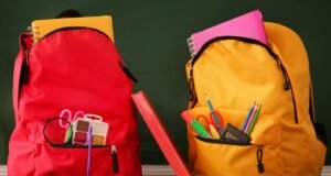 Recogen materiales escolares para menos afortunados