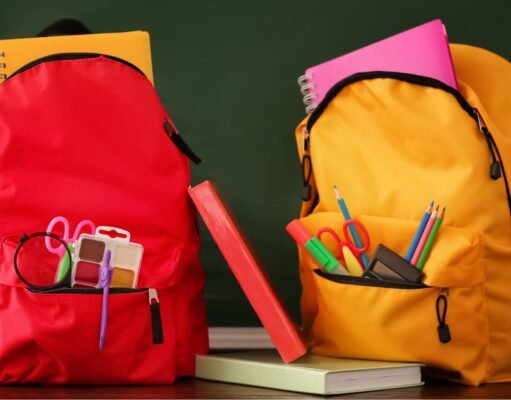 Recogen materiales escolares para menos afortunados