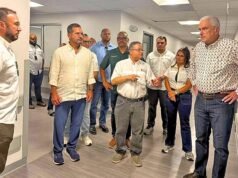 Pierluisi visita CDT de Vieques junto a Rivera Schatz