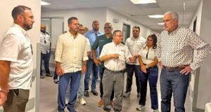 Pierluisi visita CDT de Vieques junto a Rivera Schatz