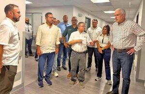 Pierluisi visita CDT de Vieques junto a Rivera Schatz