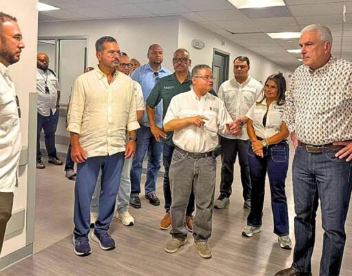 Pierluisi visita CDT de Vieques junto a Rivera Schatz