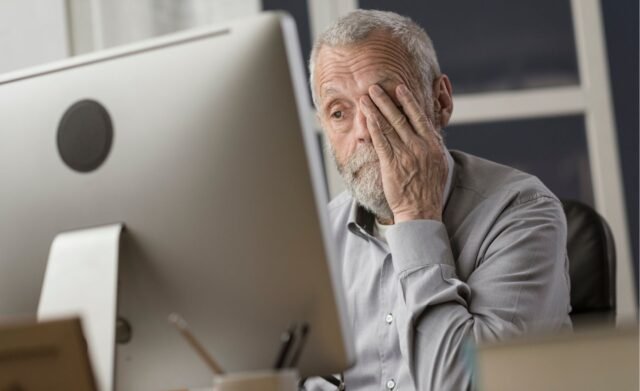 adulto mayor computadora