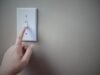 Recomiendan eliminar «cargas fantasmas» para reducir consumo de electricidad
