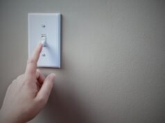Recomiendan eliminar «cargas fantasmas» para reducir consumo de electricidad