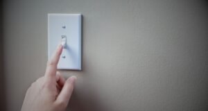 Recomiendan eliminar «cargas fantasmas» para reducir consumo de electricidad