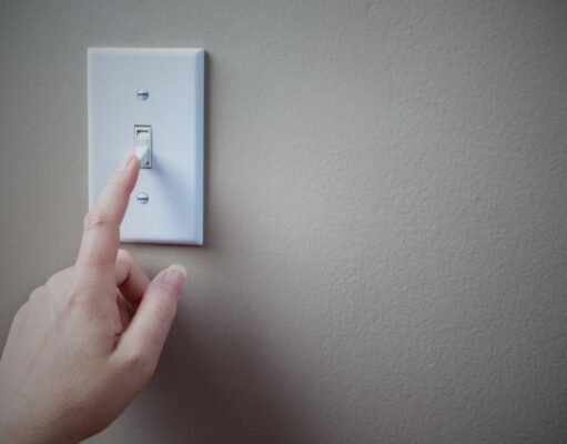 Recomiendan eliminar «cargas fantasmas» para reducir consumo de electricidad