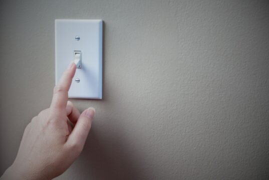 Recomiendan eliminar «cargas fantasmas» para reducir consumo de electricidad
