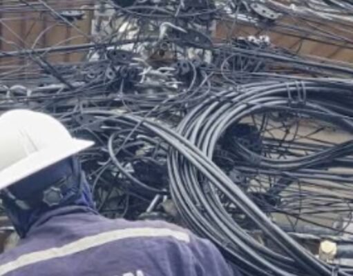 Hurtan 700 pies de cables de Claro en Barceloneta