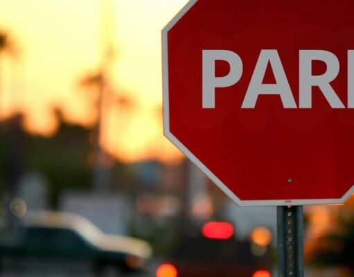 Muere conductor que rebasó un PARE