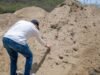 Cimarrona reclama que saquen de esa comunidad los residuos del dragado de la bahía