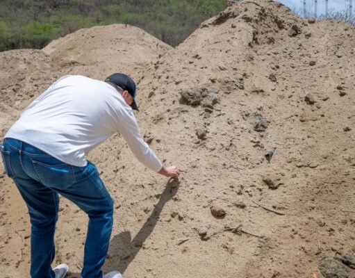 Cimarrona reclama que saquen de esa comunidad los residuos del dragado de la bahía