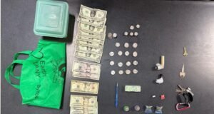 Arrestan a dos hombres durante intervención por drogas en residencial de Ponce
