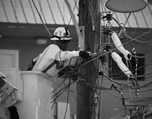 Miles de sureños continúan sin electricidad