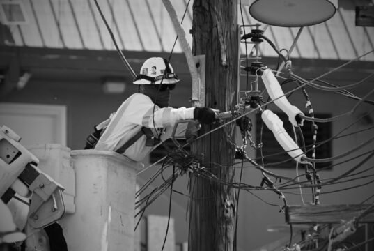 Miles de sureños continúan sin electricidad