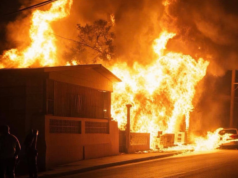 Fuego consume varias estructuras en centro urbano de Ponce