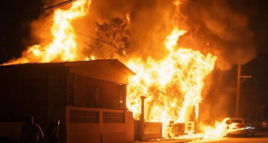 Fuego consume varias estructuras en centro urbano de Ponce