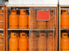 Ladrones cargan con 12 cilindros de gas de farmacia