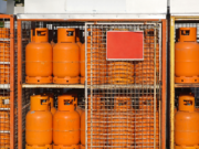 Ladrones cargan con 12 cilindros de gas de farmacia