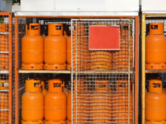 Ladrones cargan con 12 cilindros de gas de farmacia
